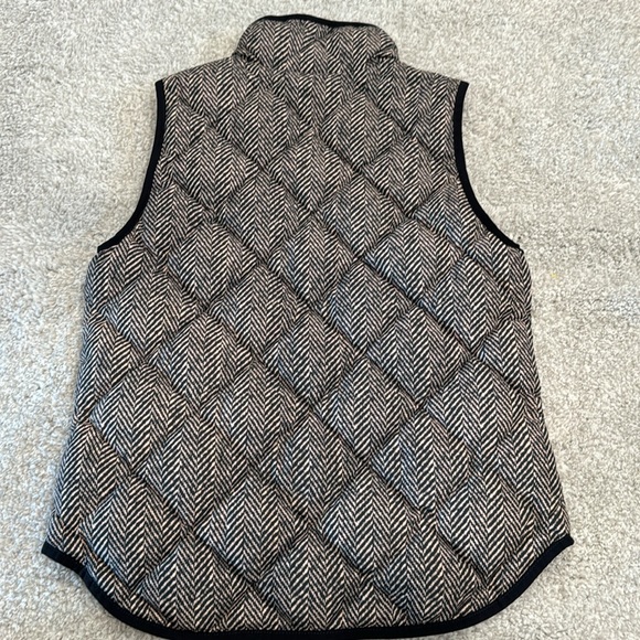 Women’s J Crew quilted down filled puffer vest - Picture 4 of 6